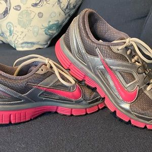 Nike Dual Fusion. Gray with pink. Size 8. Very good condition.